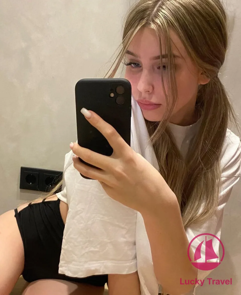 Проститутка Кирана на фото анкеты: 23 года, Москва, Хорошёвский, среднее телосложение, блондинка, 170 см, снимок 1